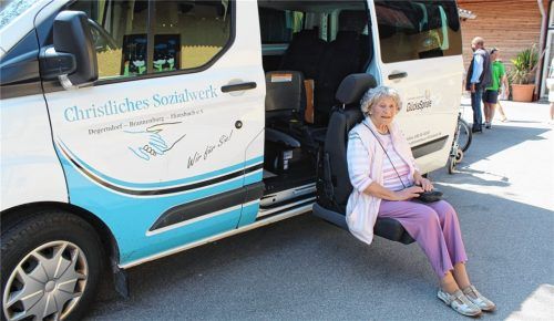 Das Christliche Sozialwerk Degerndorf-Brannenburg-Flintsbach e.V. macht mit diesem modernen Fahrzeug ältere Mitbürger mobil. Es verfügt über eine komfortable Einstiegshilfe, wie Christel Schweier, eine regelmäßige Nutzerin des Mobils, eindrucksvoll demonstriert.Foto steffenhagen