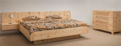 Das elegante Bett „Spitzstein“ mit freischwebendem Nachtkästchen und Kommode. Foto Claus Rammel