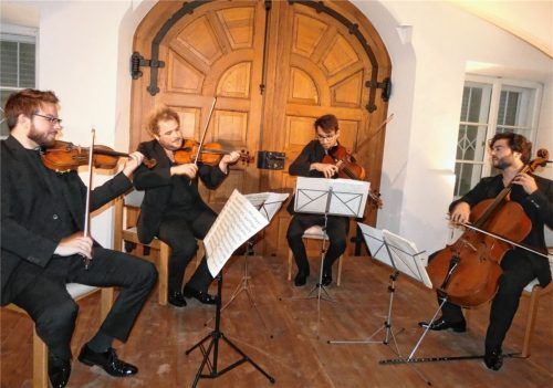 Das „Goldmund Quartett“ bestehend aus (von links) Florian Schötz, Pinchas Adt, Christoph Vandory und Raphael Paratore reihte bei seiner Musiksommer-Premiere in Grabenstätt einen klangvollen Höhepunkt an den anderen. Die vier jungen Musiker kennen sich bereits seit ihrer Schulzeit, haben teilweise zusammen studiert und spielen seit 2010 in dieser Formation zusammen. Foto Müller