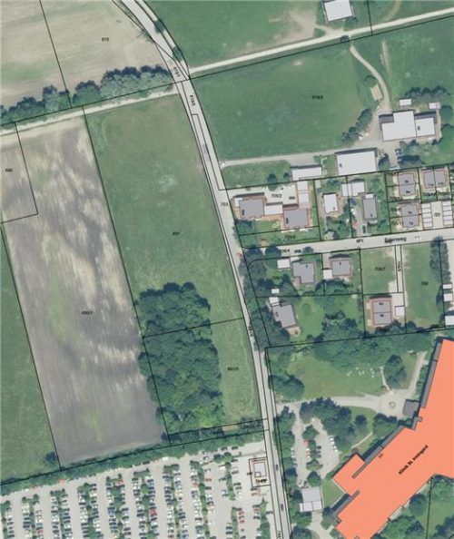 Das Grundstück an der Osternacher Straße (Bildmitte) bleibt unbebaut. Es war von den Eigentümern bisher als Pferdeweide verpachtet. Seit einiger Zeit grasen aber keine Pferde mehr dort. Die Wiese ist zurzeit ungenutzt. re