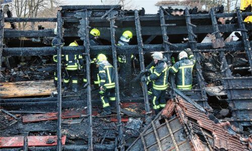 Das Haus ist unbewohnbar. Ein defektes Kabel unter dem Dach war vermutlich die Ursache des Großbrandes am 27. März im Mietshaus in der Adlergebirgsstraße 3. 30 Menschen waren in dem Haus gemeldet, die meisten haben eine neue Bleibe gefunden, fünf suchen noch dringend Wohnungen. Wer keine Hausratversicherung hatte – und das ist die große Mehrheit – steht vor dem Nichts. Unser Bild entstand am Tag des Brandes, als rund 150 Feuerwehrleute stundenlang gegen die Flammen kämpften; es zeigt den ausgebrannten Dachstuhl. Der Gesamtschaden wurde auf eine Million Euro geschätzt. Laut Kripo dauern die Ermittlungen noch an. „Man geht von einem technischen Defekt aus“, sagt Stefan Sonntag von der Pressestelle des Polizeipräsidiums Oberbayern Süd. Die Ermittlungen seien aufwendig, die Dauer daher nicht ungewöhnlich.Foto fib
