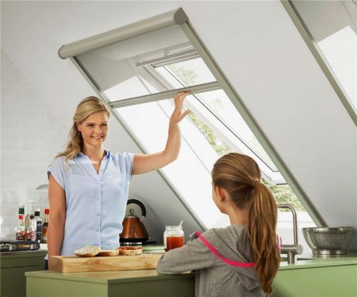 Das Insektenschutz-Rollo schließt an den Seiten bündig ab und hält Mücken und Co. zuverlässig draußen, während Tageslicht und Luft ungehindert hineinströmen können. Foto epr/Velux