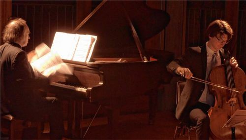 Das Klassik-Duo Michael Frohnmeyer, Klavier, und Jakob Spahn, Violoncello, änderte notgedrungen auf die Schnelle das vorgesehene Programm für den Kammermusikabend im Haager Pfarrsaal.Foto gär