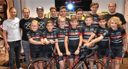 Das Nachwuchsteam mit Oliver Blas und den Trainern Michael Führmann und Marc Kuznik (hinten von links) sowie Klaus Wagenstetter (hinten rechts).Foto Ruprecht