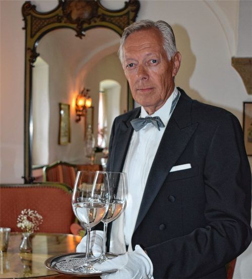 Das richtige Ambiente ist wichtig, findet Harry Hömpler. Mit seinen Nachwuchs-Butlern kommt er zum Praxistraining gerne nach Gut Ising bei Chieming. Fürs Foto servierte er in der stilvollen Hotellobby.Fotos kad