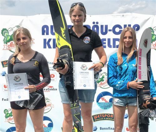 Das Siegerpodest bei den Damen (von links): Jana Meier wurde Zweite, Jana Wittenbrock siegte souverän und die Weißrussin Katharina Kisialova belegte den 3. Platz.