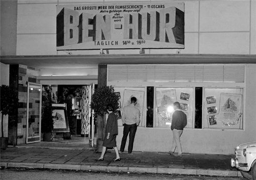 Der Centralpalast in der Rathausstraße. Das Kino warb 1961 mit einem Filmplakat für „Ben Hur“. Das war ein Kassenschlager. Heute befinden sich an dieser Stelle ein Reisebüro und eine Apotheke. Foto Fotoarchiv Dietrich/Werner Krämer