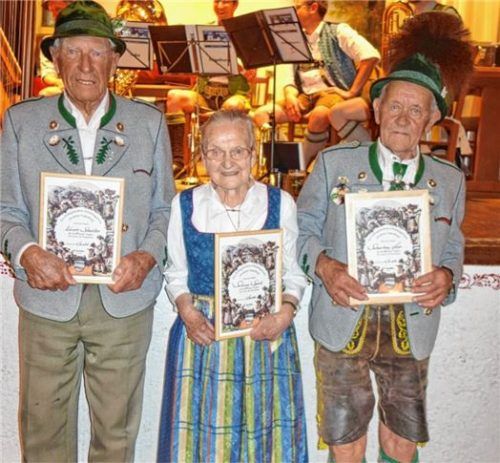 Der Ehrenabend des GTEV Hochries-Samerberg in Grainbach würdigte besondere Leistungen zahlreicher Mitglieder. Im Bild: Xare Stadler, Sabrina Spöck und Sebastian Auer (von links). Sie wurden für 70 Jahre Mitgliedschaft geehrt.Foto  Hötzelsperger.
