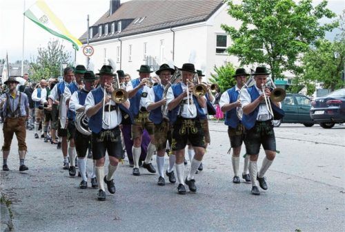 Der Einzug ins Festzelt erfolgt mit musikalischer Unterstützung.