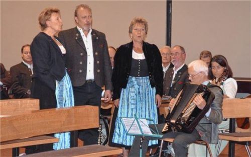 Der „Kolbermoorer Dreigesang“ ließ unter anderem ein Volkslied in zimbrischer Sprache erklingen.Fotos sedlbauer
