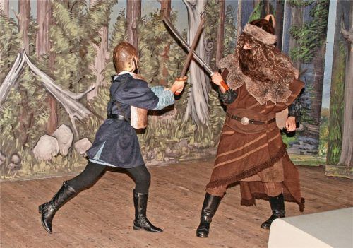 Der mutige Jüngling Florenz (links) besiegt den Hunnen-Riesen Marsavill. Foto Monika Keiler