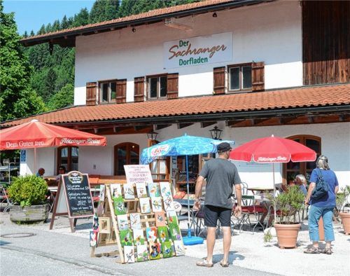 Der Sachranger Dorfladen: Mittelpunkt, Einkaufsmöglichkeit und Dorfcafé.Foto amf