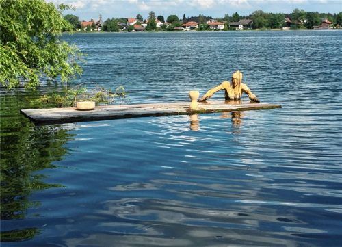 Der Tisch als Floß:  Kuhnlein bezieht den Seeoner See in seine Arbeit ein. Foto  hon