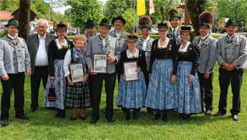 Der Vorsitzende des Trachtenvereins D‘ Lamstoana Frasdorf, Sepp Enzinger (links), mit seinen beiden Stellvertretern und dem stellvertretenden Gauvorsitzenden Georg Westner (Zweiter von rechts) mit den verdienten Mitgliedern des Vereins. Foto reh