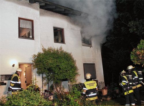 Dichter Rauch quoll aus der Wohnung im ersten Stock des Gebäudes, in der das Feuer ausgebrochen war.Foto Reisner