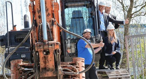 Die Bagger sind bereits angerollt. Im Bild von links: Stefan Bammer, Vorstand Touristik der Gesundheitswelt Chiemgau AG, Architekt Karlheinz Zopf und Projektleiterin Ramona Benkert.Foto ammelburger