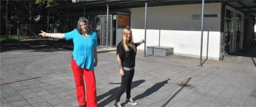 Die beiden Sozialpädagoginnen Aenne Kerber (links) und Veronika Meier vom Jugendtreff „Loniko“ wünschen sich für den Vorplatz des Pfarrzentrums Christkönig eine ansprechendere Gestaltung. Foto Schlecker