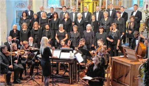 Die Chorgemeinschaft Seeon gestaltete unter der Leitung von Andrea Wittmann gemeinsam mit dem Jugendstreichorchester Capella Cantabile und der Sopranistin Margriet Buchberger ein umjubeltes Pfingstkonzert. Foto Benekam