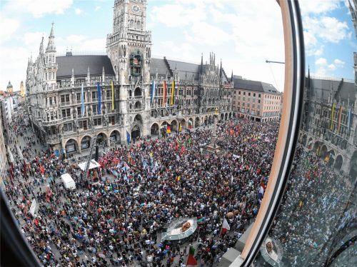 Die Diskussion um das Polizeiaufgabengesetz in Bayern hält an. Unser Foto zeigt eine Demonstration auf dem Marienplatz in München. Trotzdem wurde das Gesetz vom bayerischen Landtag verabschiedet. Gestern trat es in Kraft. Foto dpa