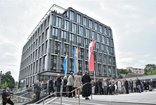 Die Einweihungsfeier fand auf dem Vorplatz des neuen Landratsamtes statt.Fotos Schlecker