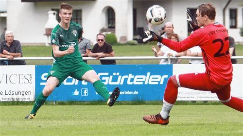 Die erste gute Sportbund-Chance hatte Daniel Kobl, dessen Schuss von Keeper Michael Pohn pariert wurde.Fotos Fehrmann