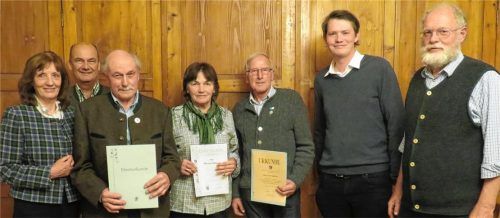 Die Geehrten, eingerahmt von den Gratulanten (von links): Zweite Vorsitzende Claudia Leider, Bürgermeister Christian Praxl, Georg Hochreiter, Marianne Unterseher, Josef Gaßbichler, Erster Vorsitzender Georg Loferer und Zweiter Kreisvorsitzender Thomas Pummerer.Foto re