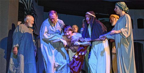 Die hungernde Bevölkerung rächt sich an Ruben (Konrad Hamberger), der in seiner Verblendung keinen Blick für die Not in der Stadt hatte.Fotos Ammelburger