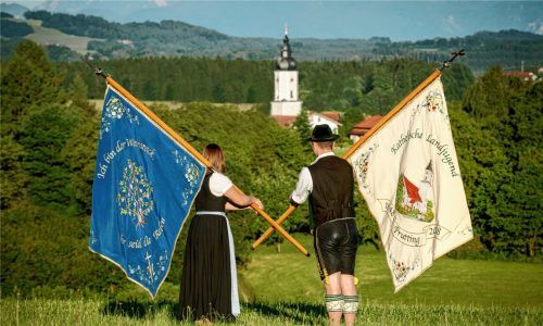 Die katholische Landjugend kann stolz auf sich und ihr Vereinsleben sein. Und mit Stolz werden auch die Fahnen des Vereins getragen.