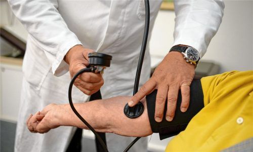 Die Kontrolle des Blutdrucks bei Patienten gehört zu den Routinevorgängen in einer Hausarztpraxis. Damit auch in Zukunft eine gute hausärztliche Versorgung in der Region gesichert werden kann, hat der Landkreis jetzt eine Studie in Auftrag gegeben, von der er sich Handlungsempfehlungen erwartet.Foto dpa
