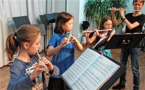 Die „Musikschlümpfe“ der Musikschule Rosenheim überzeugten beim Tag der offenen Tür. Foto re