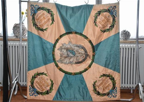 Die neue alte Fahne: Vorder- und ...