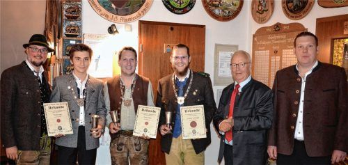 Die neuen Königsketten werden mit Stolz getragen (von links): Erster Schützenmeister Paul Reiprich, Jugendkönig Florian Liegl, König Luftgewehr Florian Stich, König Luftpistole Christian Lanzinger, Anton Heindl und der Zweite Schützenmeister Johann Huber junior.Foto re