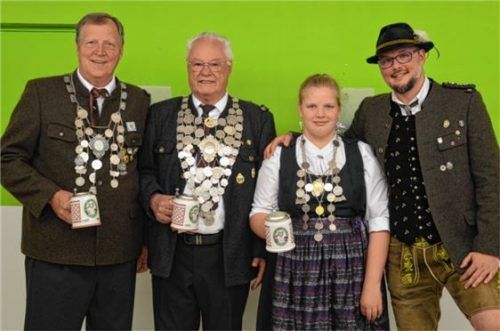 Die neuen Schützenkönige (von links): Luftpistolenkönig Rudolf Roß, Luftgewehrkönig Johann Haag senior, Jugendkönigin Katharina Ketterl und Erster Schützenmeister Paul Reiprich. Foto re