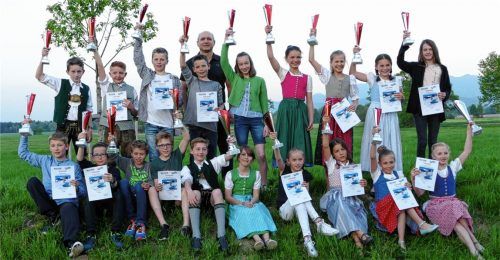 Die Pokalgewinner im Bacher-U12-Cup zusammen mit Sepp Kuchlmeier von der Bacher GmbH (hinten Mitte). Foto  Schmid
