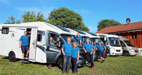 Die Profis für den entspannten Urlaub mit dem Wohnmobil: Peter und Dagmar Reiser (Mitte vorn), Torsten Rudolph (Vierter von rechts) und ihr Team laden zu einem Tag der offenen Tür am Samstag, 12. Mai, von 10 bis 15 Uhr nach Weng 2, Griesstätt. Foto auer