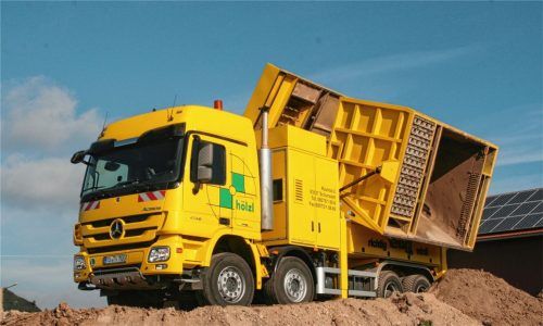 Die RSP Saugbagger können über weite Entfernung bis 120 Meter Bauschutt, Kies oder andere Stoffe absaugen, die alternativ mit der Hand beräumt werden müssten. Durch den 8m³-Tank können die Arbeiten sehr effizient durchgeführt werden.