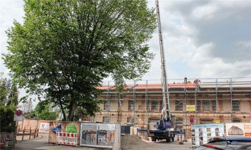 Die Sanierung des Kolbermoorer Bahnhofs schreitet voran: Momentan wird das Blechdach montiert. Im Stadtrat ging es jetzt um die Vergabe der Arbeiten für die geplante Fahrzeughalle. Foto Fleindl