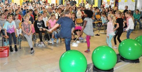 Die Schüler umrahmten die Feierstunde mit Tanz und Gesang. Fotos Schlecker