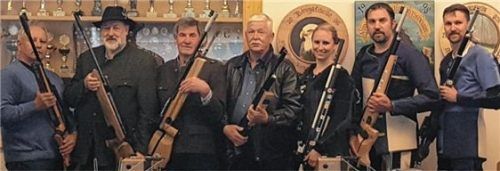 Die siegreichen Frasdorfer Thomasschützen am Schießstand (von links): Johann Aicher, Karl Kerschbaum, Sebastian Voggenauer, Wolfgang Michel, Daniela Dudek, Christian Schlosser und Florian Kornprobst.Foto reh