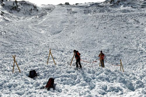 Die Suche nach Verschütteten nach einem Lawinenabgang war im vergangenen Winter in den bayerischen Alpen nicht immer von Erfolg gekrönt. Drei Lawinenopfer konnten nur noch tot geborgen werden.Foto  dpa