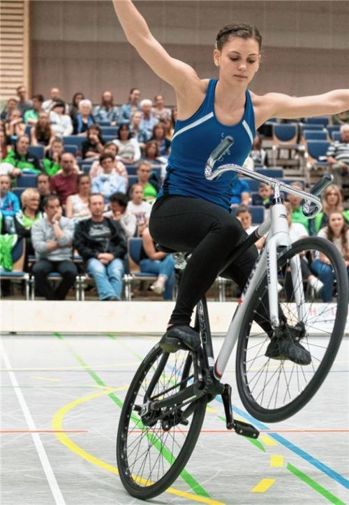 Die Vagenerin Ramona Dandl beim Kehrreitssitzsteiger einbeinig, rückwärts, freihändig, eine Höchstschwierigkeit im Kunstradsport, bei der es auf absolute Körperspannung, Konzentration und Balance ankommt.