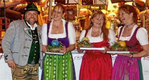 Die Verfasser (von links): Fred Wiesholzer, Maria Stuffer-Chunphetch und Katharina Wagner.Foto hö