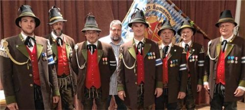 Die Vorstandsriege (von links): Spielmannszugführer Florian Möderl, Fähnrich Hans Heibler, Kassier Erwin Schön, Oberleutnant Jürgen Möderl, Hauptmann Josef Stadler, Leutnant Sebastian Heibler, Schriftführer Rainer Tremmel und Schützenmeister Georg Winkler. Foto re