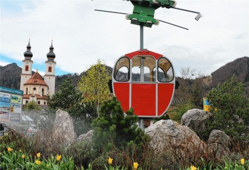 Diese Gondel am Aschauer Kreisel wurde schon vor längerer Zeit ausgemustert, in den kommenden Jahren sollen alle Vierergondeln der Kampenwandseilbahn durch moderne Achtergondeln ersetzt werden.Foto Rehberg