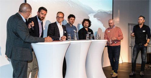Diskutierten im OVB-Medienzentrum kontrovers über Segnungen und mögliche Irrwege der Digitalisierung (von links): Moderator Tim Cole, Florian Bielmeier (Baufragen Software GmbH), Anton Kathrein (Kathrein SE), Michael Schanz (Spreadfilms), Prof. Dr. Korbinian Riedhammer (Hochschule Rosenheim), Lars Lengler-Graiff (IKEA) und Dr. Rupert Hofmann (Audi Business Innovation GmbH). Fotos eff