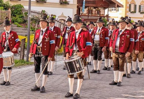 Drei Burschen zu den Samerberger Gebirgsschützen