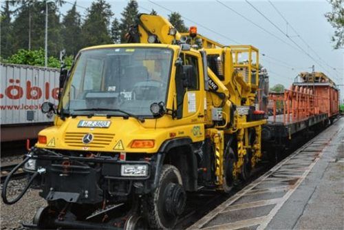 Dreier-Gespann: Mithilfe dieses Fahrzeugs werden Tragseil und Fahrdraht angebracht. Fotos Huber