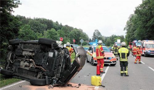 Durch die Wucht beim Zusammenstoß mit einem VW Golf überschlug sich dieser Subaru-Geländewagen an der Autobahnanschlussstelle Achenmühle.Foto Reisner