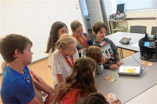 Echt oder gefälscht? Mit Begeisterung probierten die Schüler das Geldschein-Prüfgerät aus. Foto grundschule hochstätt, klasse 4a