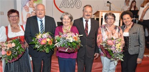 Ehrenmedaillen  überreichten AWO-Kreisvorsitzender Peter Kloo (Dritter von rechts) und stellvertretende Landrätin Alexandra Burgmaier (rechts) an Marianne Reitberger, Horst Freiheit, Anne Höffer von Loewenfeld und Elke Flender-Back (von links).Foto  Schlecker